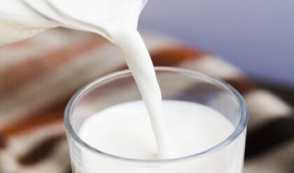 গরমে ২ ঘণ্টাতেই দুধ নষ্ট হচ্ছে? স্রেফ ১ চিমটে এই ঘরোয়া জিনিস মেশান, ১২ ঘণ্টাতেও ফাটবে না দুধ!