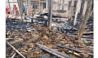 রাস্তা নেই, ঢুকতে পারল না দমকল! শীতলকুচিতে বাজ পড়ে পুড়ে ছাই আস্ত বাড়ি, মারা গেল ২ গবাদি পশু