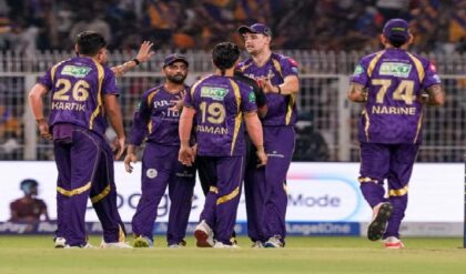 পয়েন্ট টেবিলে অপরাজেয় পাঞ্জাব! প্লে-অফের দৌড়ে কার কপাল পুড়ছে? দেখে নিন আইপিএলের লেটেস্ট সমীকরণ