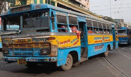 রাস্তা থেকে উধাও বাস-মিনিবাস, স্টপেজে ঘণ্টার পর ঘণ্টা অপেক্ষা! বুধবারের আগে কলকাতায় যাতায়াত কি অসম্ভব হয়ে উঠছে?