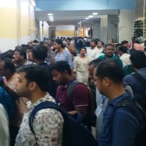 ভয় কাটিয়ে এবার চওড়া হাসি! হাতে ইভিএম, চোখে জয়ের আত্মবিশ্বাস নিয়ে বুথমুখী ভোটকর্মীরা, পাল্টে গেল ছবি?