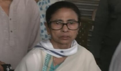 ভোট দিয়েই রণংদেহি মমতা! মিত্র ইনস্টিটিউশনের বাইরেই বাহিনীকে ‘ধুলাই’ মুখ্যমন্ত্রীর, কী এমন ঘটল?