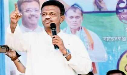 “বাংলায় না দিয়ে পহেলগাঁওতে দিলে প্রাণ বাঁচত!” বাহিনী মোতায়েন নিয়ে বিস্ফোরক ফিরহাদ