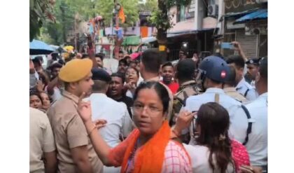 ভোটের দিন রণক্ষেত্র শ্যামপুকুর! দফায় দফায় বিক্ষোভের মুখে বিজেপি প্রার্থী, কমিশনে নালিশ!