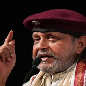 ‘আমি মহাগুরু হতে পারি, কিন্তু আগে সাধারণ নাগরিক!’, লাইনে দাঁড়িয়ে ভোট দিয়ে নজির গড়লেন মিঠুন!