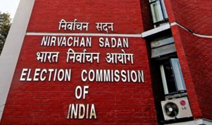 ৪ মে-র আগে বড় ধামাকা! ৭৭ বুথে ফের ভোট? ইভিএম জালিয়াতি রুখতে কমিশনের নজিরবিহীন পদক্ষেপ