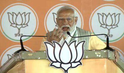 “তৃণমূলের হাতে সাংবিধানিক সংস্থার গলা টিপে ধরার চেষ্টা! মালদহে বিস্ফোরক মোদি, তোলপাড় বঙ্গ রাজনীতি!”