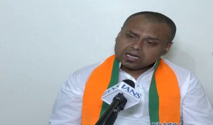 “মুসলিমরা বিজেপিকে ভোট দেয় না!” ব্যারাকপুরে দাঁড়িয়ে কেন এমন ‘বিস্ফোরক’ কৌস্তভ বাগচী? “মুসলিমরা বিজেপিকে ভোট দেয় না!” ব্যারাকপুরে দাঁড়িয়ে কেন এমন ‘বিস্ফোরক’ কৌস্তভ বাগচী?