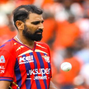 শামির ‘সাইলেন্স’ থেরাপি! অজি হিরো ট্রাভিস হেডকে যেভাবে ক্লিন বোল্ড করলেন, দেখে থমকে গেল ক্রিকেট দুনিয়া শামির ‘সাইলেন্স’ থেরাপি! অজি হিরো ট্রাভিস হেডকে যেভাবে ক্লিন বোল্ড করলেন, দেখে থমকে গেল ক্রিকেট দুনিয়া