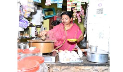 খুন্তি হাতে ময়দানে ফিরদৌসী! ভোট প্রচারে অভিনব স্টাইল, নিজেই চা বানিয়ে ভোটারদের খাওয়ালেন প্রার্থী