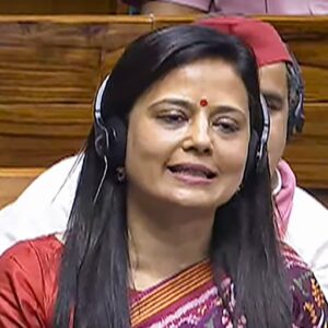 ‘বিজেপির বুটলিকার!’ নির্বাচন কমিশনারকে নজিরবিহীন আক্রমণ মহুয়ার, তুঙ্গে রাজনৈতিক তরজা ‘বিজেপির বুটলিকার!’ নির্বাচন কমিশনারকে নজিরবিহীন আক্রমণ মহুয়ার, তুঙ্গে রাজনৈতিক তরজা