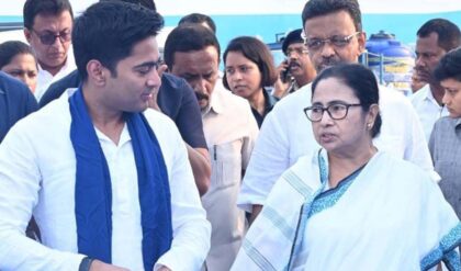 মমতা-অভিষেকের বক্তব্য নিয়ে বিজেপির নোটিশ, কমিশনে উত্তেজনা মমতা-অভিষেকের বক্তব্য নিয়ে বিজেপির নোটিশ, কমিশনে উত্তেজনা