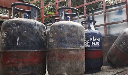 রান্নার গ্যাসে হাহাকার! সরকারি সাপ্লাই উধাও, কালোবাজারে ২,০০০ টাকা দিলেই মিলছে সিলিন্ডার?