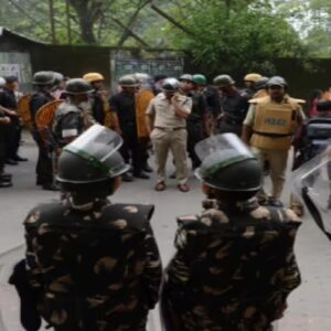 ভোটার লিস্টে কারচুপি না কি বহিরাগত অনুপ্রবেশ? সিইও দপ্তরের বাইরে তৃণমূল-বিজেপি রক্তক্ষয়ী সংঘর্ষ!