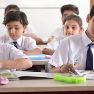 সিবিএসই-তে বড় ধামাকা! ৭ দিনের মধ্যে কার্যকর করতে হবে নতুন সিলেবাস, কী এই ‘থ্রি-ল্যাঙ্গুয়েজ’ রুল?