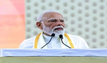 ‘বঙ্গে বোমা বানানোই এখন শিল্প’, শাসক দলকে আক্রমণ মোদির সিউড়ি: বিধানসভা নির্বাচনের প্রাক্কালে পশ্চিমবঙ্গের রাজনৈতিক আবহ ক্রমশ উত্তপ্ত হয়ে উঠছে। এই পরিস্থিতিতে হলদিয়া এবং আসানসোলের পাশাপাশি বীরভূমের সিউড়িতে জনসভা করলেন প্রধানমন্ত্রী নরেন্দ্র মোদি। আসন্ন নির্বাচনে সিউড়ি কেন্দ্র …