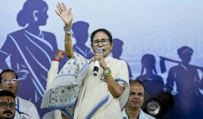 “বিজেপি হলো দু-মুখো সাপ, ছোবল খেতে না চাইলে…” তৃণমূলকে ভোট দিতে কেন এমন নিদান মমতার? “বিজেপি হলো দু-মুখো সাপ, ছোবল খেতে না চাইলে…” তৃণমূলকে ভোট দিতে কেন এমন নিদান মমতার?