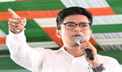 ‘দিল্লিতে ৫ পয়সা দেয়নি, বাংলায় দেবে ৩ হাজার?’ বিজেপির সঙ্কল্পপত্রকে তুড়ি মেরে ওড়ালেন অভিষেক!