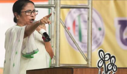 “ওদের ১৫ লক্ষ পেলেন? লক্ষ্মীর ভাণ্ডার কিন্তু আজীবন পাবেন!” নাম না করে মোদীকে মোক্ষম তোপ মমতার! “ওদের ১৫ লক্ষ পেলেন? লক্ষ্মীর ভাণ্ডার কিন্তু আজীবন পাবেন!” নাম না করে মোদীকে মোক্ষম তোপ মমতার!