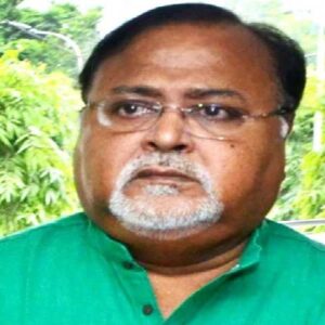 সাড়ে ৫ ঘণ্টার ম্যারাথন জেরা, নিয়োগ দুর্নীতিতে পার্থর ১৫ পাতার বয়ানে ফাঁস হচ্ছে কোন রহস্য? ২. পার্থর বয়ান রেকর্ড হতেই ইডির বড় অ্যাকশন! প্রসন্ন রায়ের কোটি টাকার বিলাসবহুল গাড়ি বাজেয়াপ্ত।