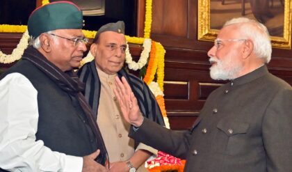 “এটা ক্ষমতায়ন নয়, প্রতারণা!” মোদির চিঠির জবাবে আগুন ঝরালেন খাড়গে, তুঙ্গে নারী বিল বিতর্ক “এটা ক্ষমতায়ন নয়, প্রতারণা!” মোদির চিঠির জবাবে আগুন ঝরালেন খাড়গে, তুঙ্গে নারী বিল বিতর্ক