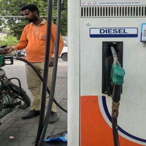 মধ্যরাতেই তেলের ধাক্কা! এক ধাক্কায় ১১ টাকা বাড়ল প্রিমিয়াম পেট্রোল, পকেটে টান আমজনতার?