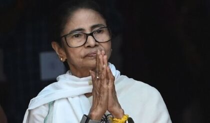 খণ্ডঘোষে মমতা-গর্জন! আলুচাষিদের স্বার্থ থেকে চাকরি চুরি— নাম না করে কেন্দ্রকে ধুয়ে দিলেন মুখ্যমন্ত্রী