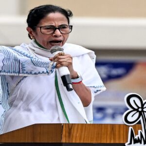 “মেয়েদের ব্যবহৃত জিনিস টেনে বের করা হচ্ছে!” তল্লাশির নামে শ্লীলতাহানির অভিযোগ মমতার, কাঠগড়ায় কে?