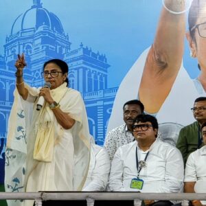 “দিল্লির লাড্ডু নয়, ৪ হাঁড়ি নাড়ু পাঠাব!” মোদি-শাহকে খোঁচা দিয়ে আসানসোলে কাঁপালেন মমতা! ২. বিজেপিকে দিল্লিছাড়া করার হুংকার! মমতার নিশানায় ‘মোদি-শাহ’, বাংলা থেকেই শুরু শেষের লড়াই?