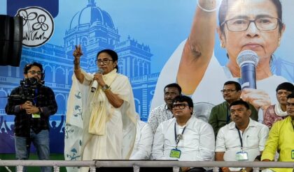 “দিল্লির লাড্ডু নয়, ৪ হাঁড়ি নাড়ু পাঠাব!” মোদি-শাহকে খোঁচা দিয়ে আসানসোলে কাঁপালেন মমতা! ২. বিজেপিকে দিল্লিছাড়া করার হুংকার! মমতার নিশানায় ‘মোদি-শাহ’, বাংলা থেকেই শুরু শেষের লড়াই? ৩. আসানসোলে মমতার মেগা হুংকার: দিল্লি জয়ের জন্য বড় দাওয়াই তৃণমূল নেত্রীর, তুঙ্গে রাজনৈতিক চর্চা!