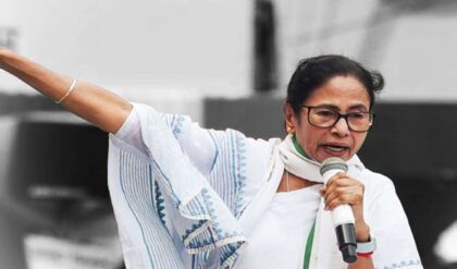 “আজ মধ্যরাত থেকেই বড় অপারেশন!” গোপন খবর পেয়েই জনসভায় বিস্ফোরক মমতা, তুঙ্গে চাঞ্চল্য “আজ মধ্যরাত থেকেই বড় অপারেশন!” গোপন খবর পেয়েই জনসভায় বিস্ফোরক মমতা, তুঙ্গে চাঞ্চল্য