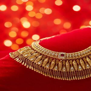 যুদ্ধের বাজারে উলটপুরাণ! হু হু করে নামছে সোনার দাম, গয়না কেনার এটাই কি সেরা সময়?