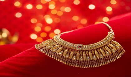 যুদ্ধের বাজারে উলটপুরাণ! হু হু করে নামছে সোনার দাম, গয়না কেনার এটাই কি সেরা সময়? যুদ্ধের বাজারে উলটপুরাণ! হু হু করে নামছে সোনার দাম, গয়না কেনার এটাই কি সেরা সময়?