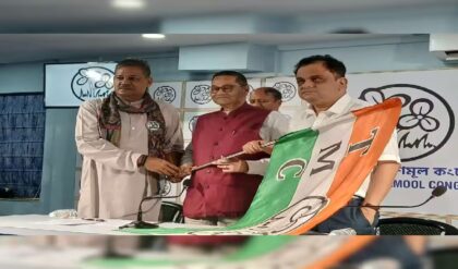 মোদীর সফরের মাঝেই বিজেপিতে বড় ধস! ঘাসফুলে নাম লেখালেন নেতাজির নাতি চন্দ্র বসু মোদীর সফরের মাঝেই বিজেপিতে বড় ধস! ঘাসফুলে নাম লেখালেন নেতাজির নাতি চন্দ্র বসু