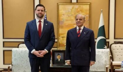 ২১ এপ্রিল পর্যন্ত কি থামবে রক্তক্ষয়ী যুদ্ধ? ট্রাম্পের চাপে কোণঠাঁসা ইরান, পাকিস্তানের ‘মাস্টারস্ট্রোকে’ আপাতত স্বস্তি! ২১ এপ্রিল পর্যন্ত কি থামবে রক্তক্ষয়ী যুদ্ধ? ট্রাম্পের চাপে কোণঠাঁসা ইরান, পাকিস্তানের ‘মাস্টারস্ট্রোকে’ আপাতত স্বস্তি!