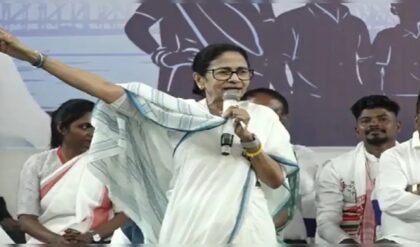 “চায়ে কিছু মিশিয়ে অজ্ঞান করে দেবে!” কর্মীদের ভয়ানক বিপদের কথা শোনালেন মমতা, তোলপাড় রাজ্য! ২. ভোটের ডিউটিতে চা খাওয়ার আগে সাবধান! কর্মীদের কেন ‘ঝাঁটা’ হাতে রাস্তা পরিষ্কারের নির্দেশ দিলেন দিদি?