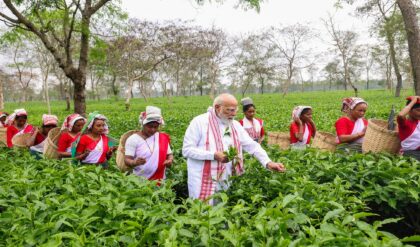 চা-শ্রমিকদের মাঝে নরেন্দ্র মোদী! ভোটপ্রচারে এসে জনজাতি আবেগে শান দিলেন প্রধানমন্ত্রী? চা-শ্রমিকদের মাঝে নরেন্দ্র মোদী! ভোটপ্রচারে এসে জনজাতি আবেগে শান দিলেন প্রধানমন্ত্রী?