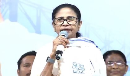 “দলে থেকে গদ্দারি নয়, সোজা বেরিয়ে যান!” দুর্গাপুরের সভা থেকে কার উদ্দেশে বিস্ফোরক মমতা? ২. তৃণমূলে বড়সড় ‘সাফারি’র ইঙ্গিত! চতুরঙ্গ ময়দানের জনসভা থেকে কড়া সতর্কবার্তা মমতার।