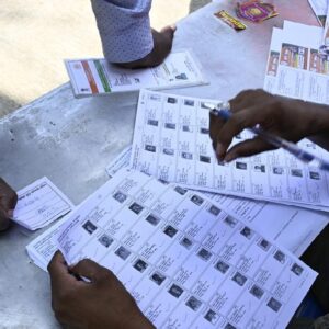 নাম কাটা ভোটারদের ভাগ্যে জট! সুপ্রিম কোর্টে মিলল না স্বস্তি, ভোটের আগে বড় ধাক্কা আবেদনকারীদের নাম কাটা ভোটারদের ভাগ্যে জট! সুপ্রিম কোর্টে মিলল না স্বস্তি, ভোটের আগে বড় ধাক্কা আবেদনকারীদের