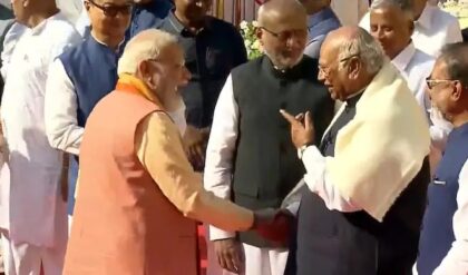 সংসদ চত্বরে মোদী-খাড়গের বিরল সৌজন্য! আম্বেদকর জয়ন্তীতে তিক্ততা ভুলে মুখোমুখি দুই যুযুধান পক্ষ