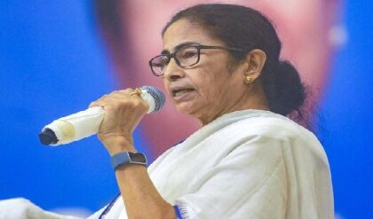 মহিলাদের আত্মসম্মানে আঘাত নয়! ভোটের প্রচারে মুর্শিদাবাদে দাঁড়িয়ে কেন রণংদেহি মেজাজে মুখ্যমন্ত্রী?