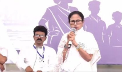 “একজনকে ধরলে ১০০০ জন বেরোবে!” আই-প্যাক কাণ্ডে এজেন্সি-বিজেপিকে প্রকাশ্য চ্যালেঞ্জ মমতার “একজনকে ধরলে ১০০০ জন বেরোবে!” আই-প্যাক কাণ্ডে এজেন্সি-বিজেপিকে প্রকাশ্য চ্যালেঞ্জ মমতার