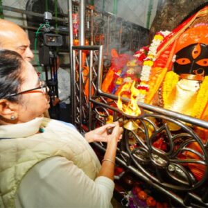 পয়লা বৈশাখে কালীঘাটে মুখ্যমন্ত্রী! শাড়ি-মালা নিয়ে আদ্যাশক্তিকে পুজো, রাজ্যবাসীর জন্য কী চাইলেন মমতা? পয়লা বৈশাখে কালীঘাটে মুখ্যমন্ত্রী! শাড়ি-মালা নিয়ে আদ্যাশক্তিকে পুজো, রাজ্যবাসীর জন্য কী চাইলেন মমতা?