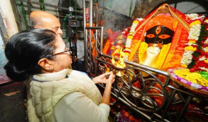 পয়লা বৈশাখে কালীঘাটে মুখ্যমন্ত্রী! শাড়ি-মালা নিয়ে আদ্যাশক্তিকে পুজো, রাজ্যবাসীর জন্য কী চাইলেন মমতা?