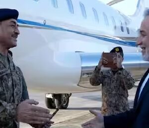 তেহরানে ইউনিফর্ম পরেই নামলেন পাক সেনাপ্রধান আসিম মুনির! যুদ্ধ রুখতে ট্রাম্পের কোন ‘গোপন’ বার্তা নিয়ে ছুটলেন তেহরান? তেহরানে ইউনিফর্ম পরেই নামলেন পাক সেনাপ্রধান আসিম মুনির! যুদ্ধ রুখতে ট্রাম্পের কোন ‘গোপন’ বার্তা নিয়ে ছুটলেন তেহরান?