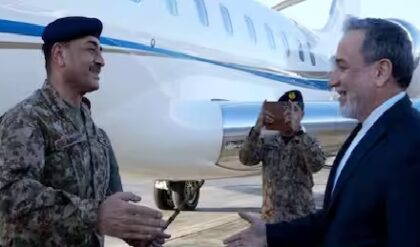 তেহরানে ইউনিফর্ম পরেই নামলেন পাক সেনাপ্রধান আসিম মুনির! যুদ্ধ রুখতে ট্রাম্পের কোন ‘গোপন’ বার্তা নিয়ে ছুটলেন তেহরান? তেহরানে ইউনিফর্ম পরেই নামলেন পাক সেনাপ্রধান আসিম মুনির! যুদ্ধ রুখতে ট্রাম্পের কোন ‘গোপন’ বার্তা নিয়ে ছুটলেন তেহরান?