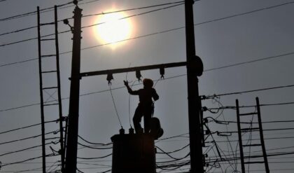 বিদ্যুৎ আছে কিন্তু জ্বালানি নেই! গরমে পুড়ছে গ্রাম বাংলা, ভয়াবহ লোডশেডিং নিয়ে কী জানাল বিদ্যুৎ বোর্ড?