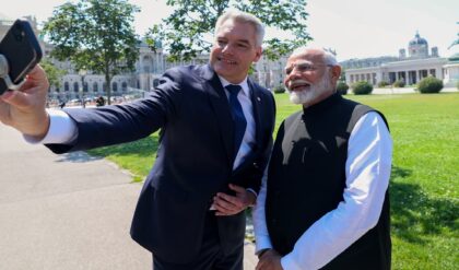 ‘যুদ্ধ কোনো সমাধান নয়!’ অস্ট্রিয়ার মাটিতে দাঁড়িয়ে বিশ্বকে শান্তির পাঠ মোদীর, নাম না করে কাকে বিঁধলেন প্রধানমন্ত্রী? ‘যুদ্ধ কোনো সমাধান নয়!’ অস্ট্রিয়ার মাটিতে দাঁড়িয়ে বিশ্বকে শান্তির পাঠ মোদীর, নাম না করে কাকে বিঁধলেন প্রধানমন্ত্রী?