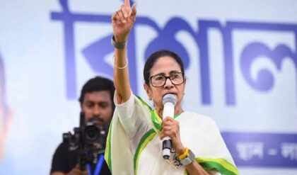 ভোটের আগে ‘গদ্দার’ ও ‘দাঙ্গাবাজ’দের থেকে সাবধান! দমদমের সভা থেকে তৃণমূল কর্মীদের কী নির্দেশ দিলেন মমতা?