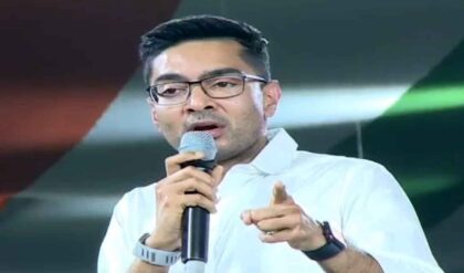 “প্রথম দফাতেই কেল্লাফতে!” ডবল সেঞ্চুরি টপকে তৃণমূল কোথায় থামবে জানেন না অভিষেক, কেন এমন দাবি?